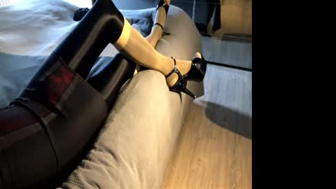 Snapshot of shiny_layered_doll chatting on 1, 3, 2026 Pantyhose-Doll online show from 1, 3, 2026