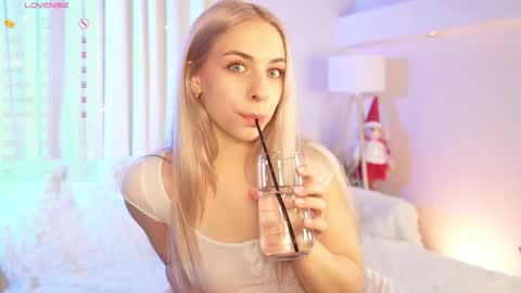 Snapshot of shinybarbie chatting on 1, 12, 2025 Julia online show from 1, 12, 2025