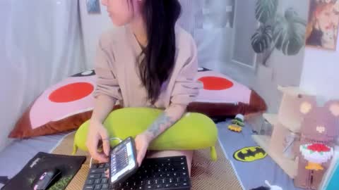 Snapshot of sisi_baby chatting on 24, 11, 2025 julila online show from 24, 11, 2025