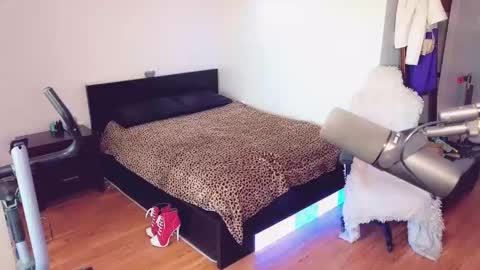 Ashleigh Mak online show from 9, 9, 2025