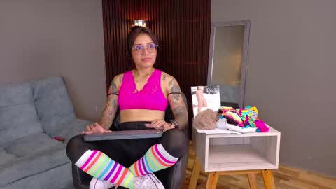 Snapshot of skarlet_petit chatting on 1, 2, 2025 skarlet_petit online show from 1, 2, 2025