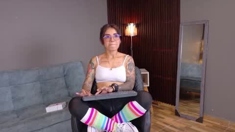Snapshot of skarlet_petit chatting on 5, 2, 2025 skarlet_petit online show from 5, 2, 2025