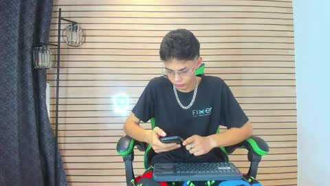 Snapshot of skiiny_boy chatting on 13, 4, 2026 skiiny_boy online show from 13, 4, 2026