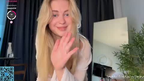 Snapshot of skyeveil chatting on 3, 7, 2026 Skye online show from 3, 7, 2026