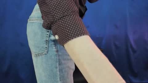 Snapshot of slippery_thighs chatting on 17, 12, 2025 slippery thighs online show from 17, 12, 2025