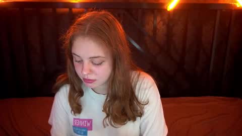 Snapshot of snowwhite_bella chatting on 23, 10, 2025 snowwhite_bella online show from 23, 10, 2025