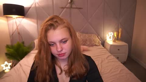 Snapshot of snowwhite_bella chatting on 4, 11, 2025 snowwhite_bella online show from 4, 11, 2025