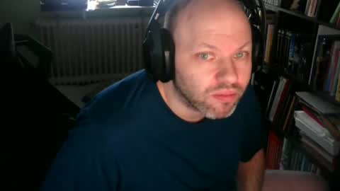 Snapshot of songoku81 chatting on 14, 11, 2025 Tom online show from 14, 11, 2025