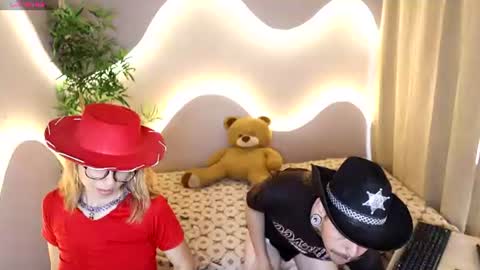 Snapshot of sophi_and_dereck chatting on 24, 6, 2026 sophi_and_dereck online show from 24, 6, 2026