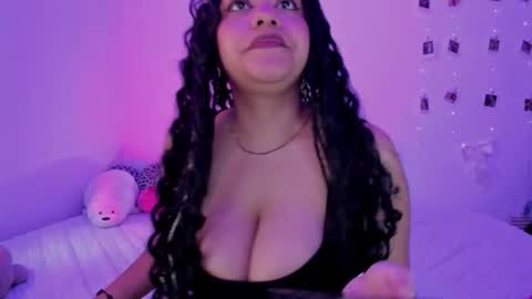 Snapshot of sophi_moon1 chatting on 17, 12, 2025 Sofia online show from 17, 12, 2025