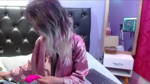 Snapshot of sophia_ny chatting on 4, 1, 2025 SOPHIA online show from 4, 1, 2025