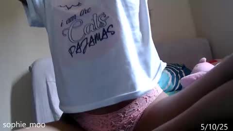 Snapshot of sophie_moo chatting on 5, 10, 2025 Sophie online show from 5, 10, 2025