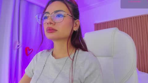 Snapshot of sophiecherry_ chatting on 11, 3, 2025 Sophie IG sophiecherry es online show from 11, 3, 2025