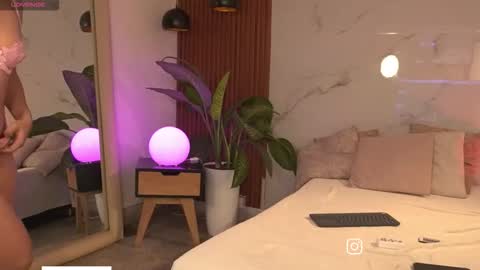 Snapshot of sophiecollins_1 chatting on 29, 3, 2026 Sophie online show from 29, 3, 2026