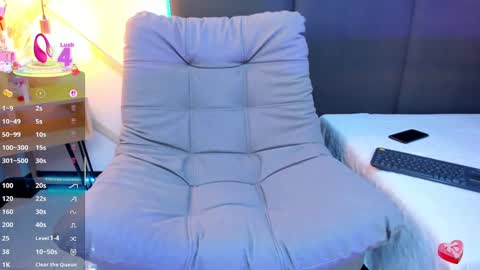 sophieharris__ online show from 8, 3, 2025