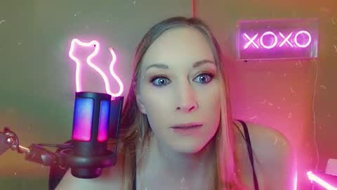 Snapshot of sophuckit chatting on 15, 11, 2025 Soph online show from 15, 11, 2025