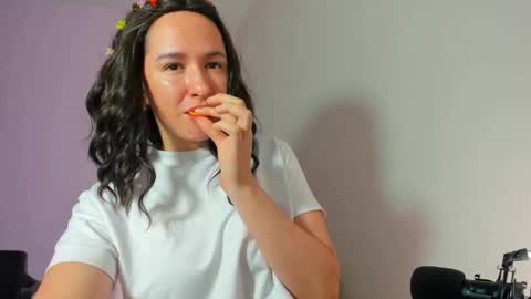 Snapshot of stayluna chatting on 16, 12, 2025 stayluna online show from 16, 12, 2025