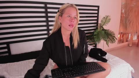 Stefanny   online show from 2, 12, 2024