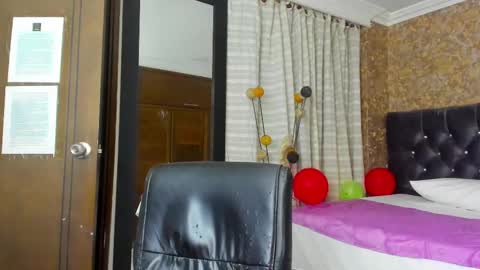 Estella online show from 4, 3, 2025