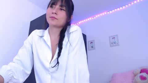 Snapshot of step_daughter_ chatting on 5, 4, 2026 MIA online show from 5, 4, 2026