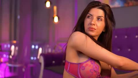 Snapshot of stephierouse chatting on 7, 11, 2025 Steph online show from 7, 11, 2025