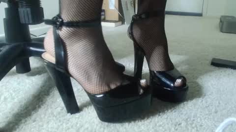 Snapshot of stilettodoll chatting on 22, 10, 2025 StilettoDoll online show from 22, 10, 2025