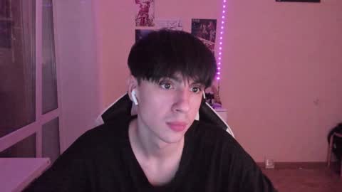 Snapshot of stralght_twinks chatting on 4, 12, 2024 Ray online show from 4, 12, 2024