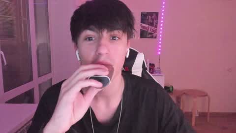 Snapshot of stralght_twinks chatting on 19, 12, 2024 Ray online show from 19, 12, 2024