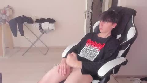 Snapshot of stralght_twinks chatting on 4, 10, 2025 Ray online show from 4, 10, 2025