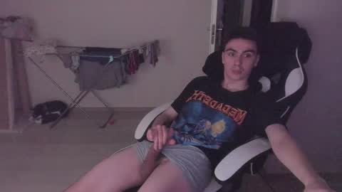 Snapshot of stralght_twinks chatting on 12, 10, 2025 Ray online show from 12, 10, 2025