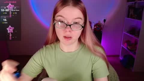 Snapshot of strawberry_juli chatting on 16, 12, 2025 Juli online show from 16, 12, 2025