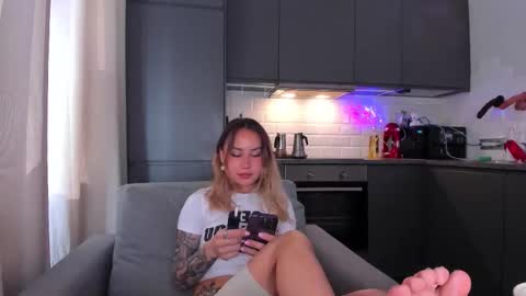 Snapshot of strawberrypie99 chatting on 12, 9, 2025 Tati and Lola online show from 12, 9, 2025