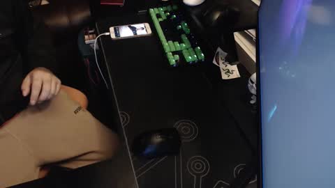 stud69861714 online show from 28, 10, 2025