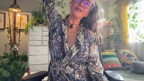Snapshot of sunnie_dayz chatting on 4, 11, 2025 Hi Im Sunnie - Next show Friday August 1 online show from 4, 11, 2025