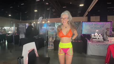 Snapshot of sunnie_dayz chatting on 9, 11, 2025 Hi Im Sunnie - Next show Friday August 1 online show from 9, 11, 2025