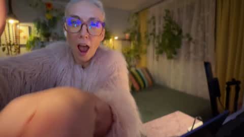 Snapshot of sunnie_dayz chatting on 21, 11, 2025 Hi Im Sunnie - Next show Friday August 1 online show from 21, 11, 2025