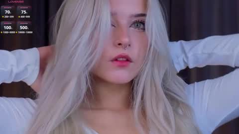 Snapshot of sunshinegirlx chatting on 4, 10, 2025 Alice online show from 4, 10, 2025