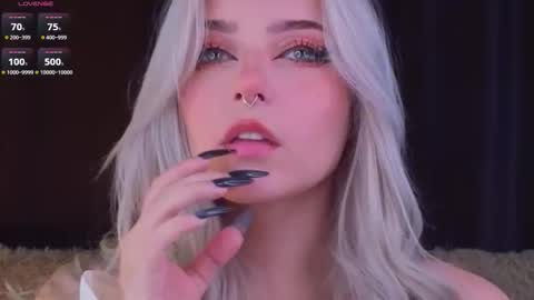 Snapshot of sunshinegirlx chatting on 23, 11, 2025 Alice online show from 23, 11, 2025