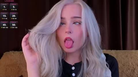 Snapshot of sunshinegirlx chatting on 25, 11, 2025 Alice online show from 25, 11, 2025