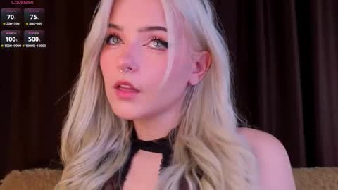 Snapshot of sunshinegirlx chatting on 3, 12, 2025 Alice online show from 3, 12, 2025