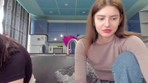 Snapshot of sweet_violetti chatting on 5, 3, 2025 sweet_violetti online show from 5, 3, 2025