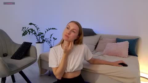 SweetKira1 online show from 12, 7, 2026
