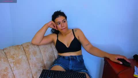 Snapshot of sweetnenus_ chatting on 29, 5, 2026 venus online show from 29, 5, 2026