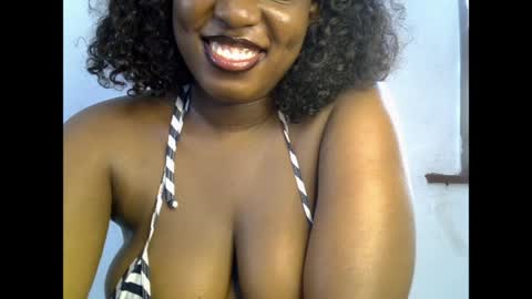 Snapshot of sweetpetitgirl chatting on 11, 5, 2026 LILY BRANDY online show from 11, 5, 2026
