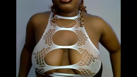 Snapshot of sweetpetitgirl chatting on 25, 5, 2026 LILY BRANDY online show from 25, 5, 2026
