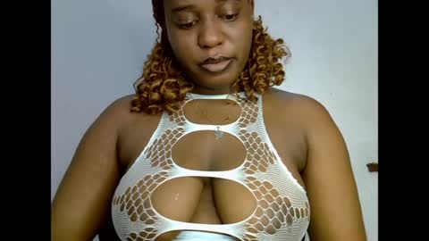 Snapshot of sweetpetitgirl chatting on 25, 5, 2026 LILY BRANDY online show from 25, 5, 2026