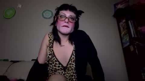 Snapshot of sweetpianobaby chatting on 8, 11, 2025 VannaDoll online show from 8, 11, 2025