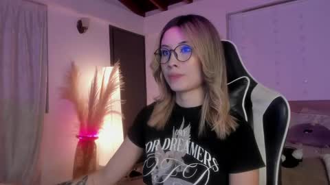 Cat independent model  online show from 23, 2, 2025