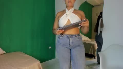 Snapshot of tamaraa_lov chatting on 8, 11, 2025 tamaraa online show from 8, 11, 2025