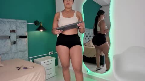 Snapshot of tamaraa_lov chatting on 11, 11, 2025 tamaraa online show from 11, 11, 2025